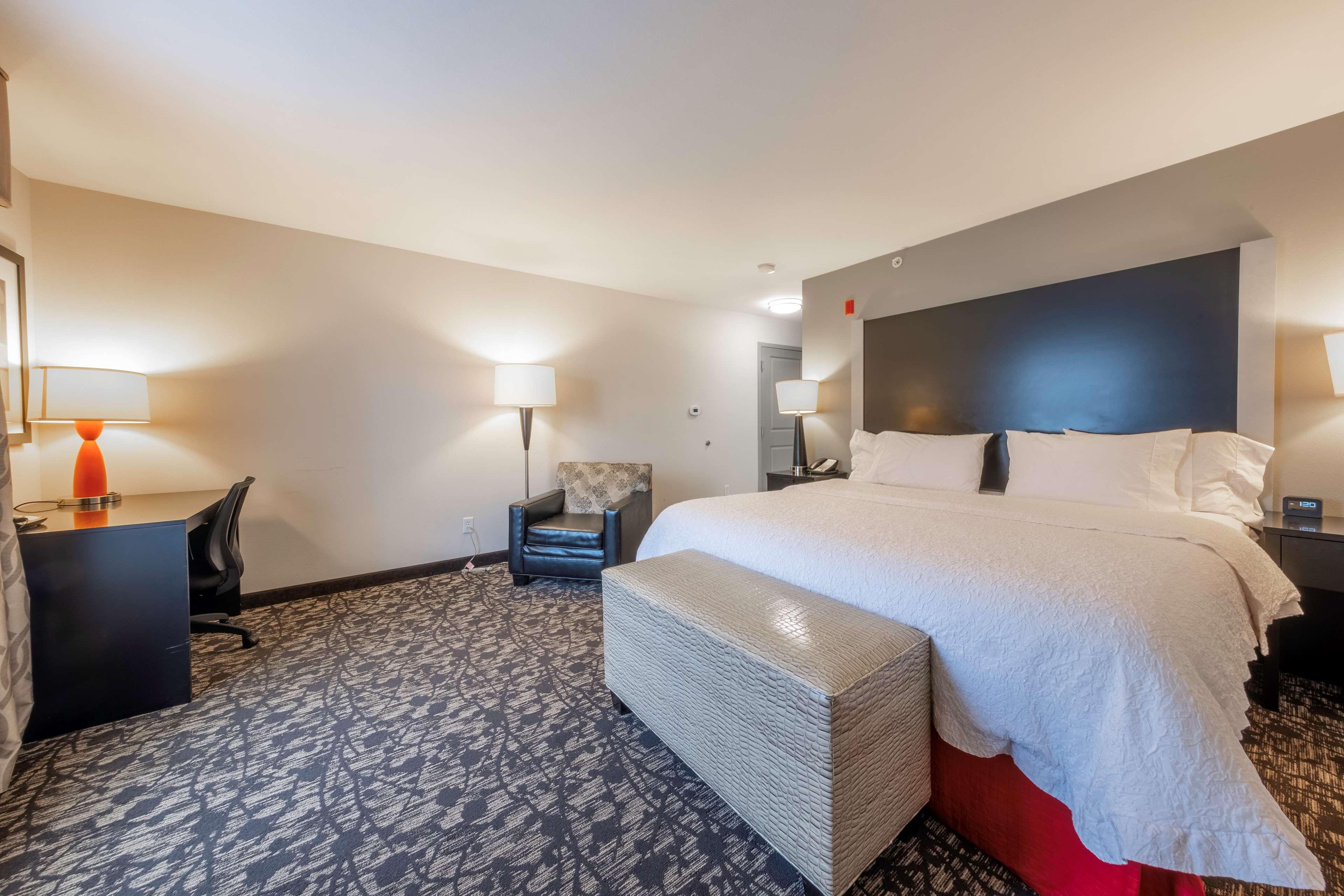 Hampton Inn & Suites Dupont Exterior photo